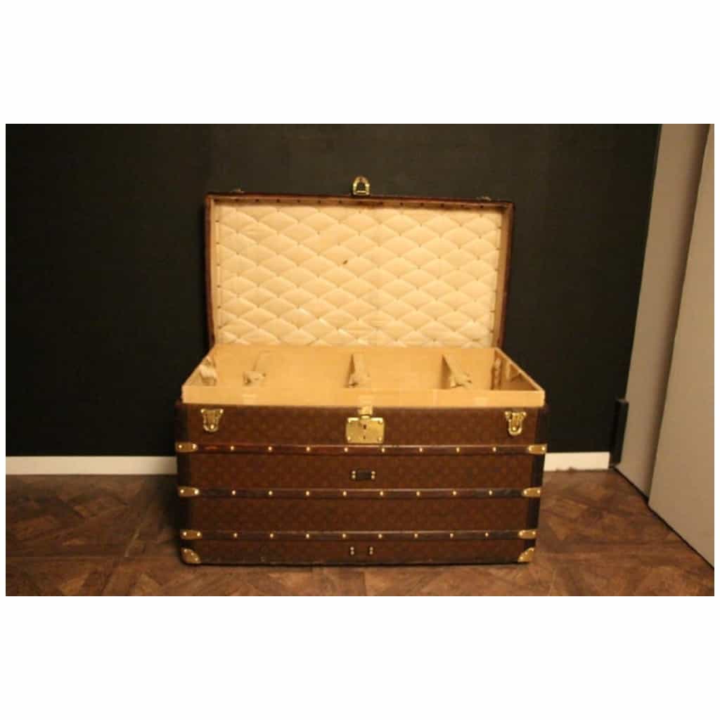 Old Louis Vuitton trunk from 1920 in monogram 100 cm 15