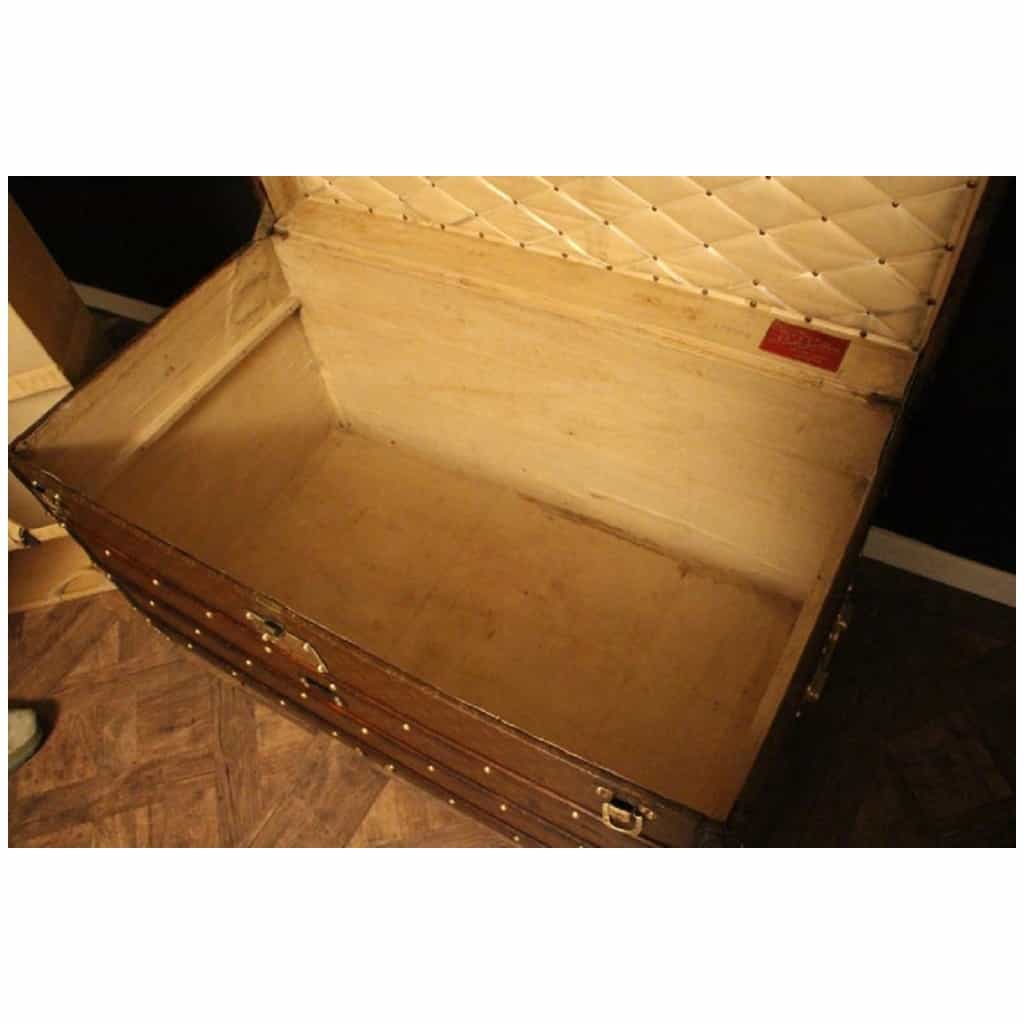 Old Louis Vuitton trunk from 1920 in monogram 100 cm 17