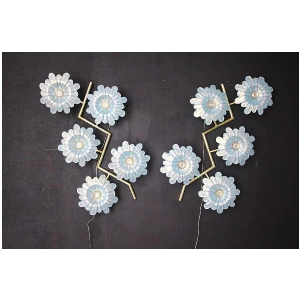 Grande paire d’appliques avec fleurs en verre de Murano bleu irisé 3