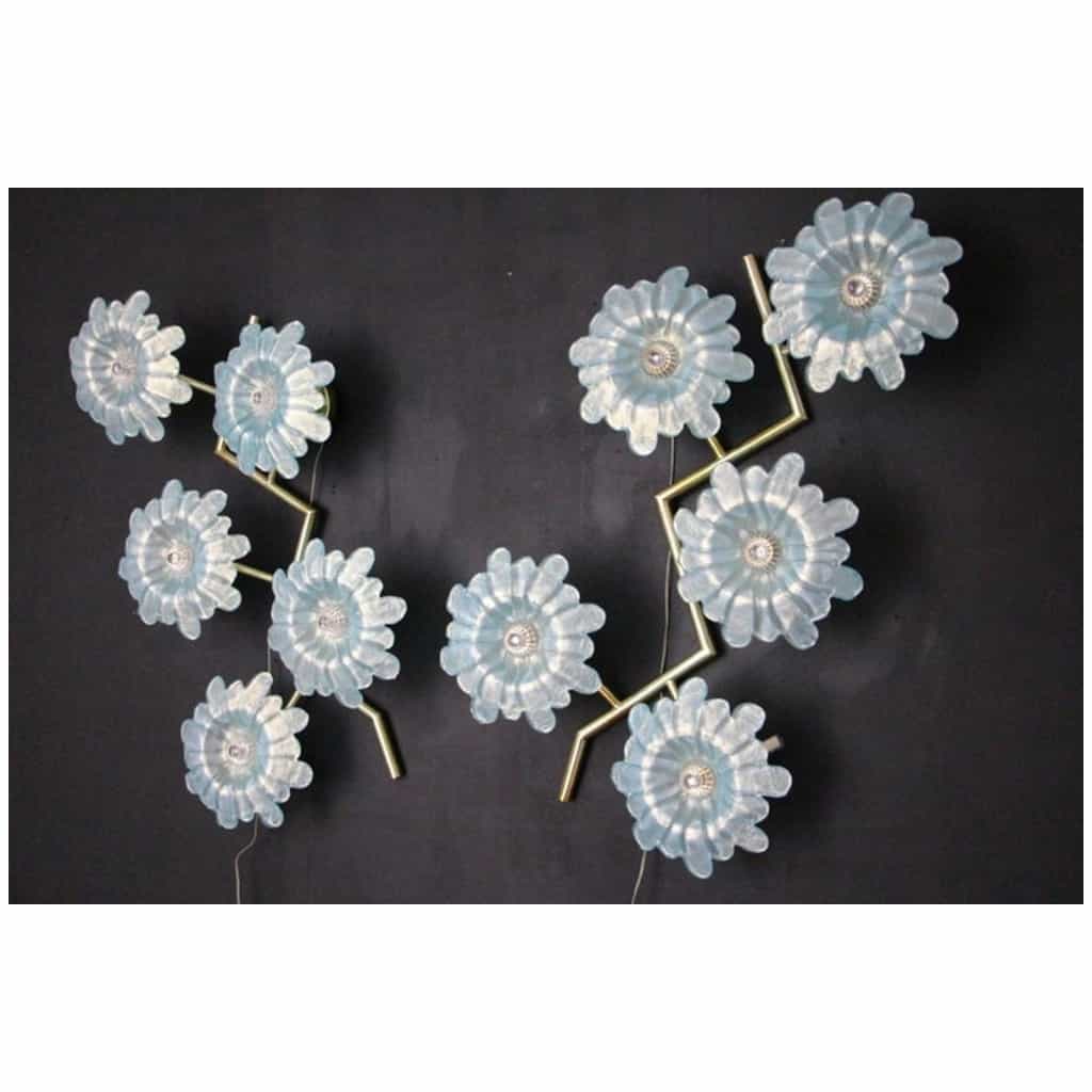 Grande paire d’appliques avec fleurs en verre de Murano bleu irisé 4