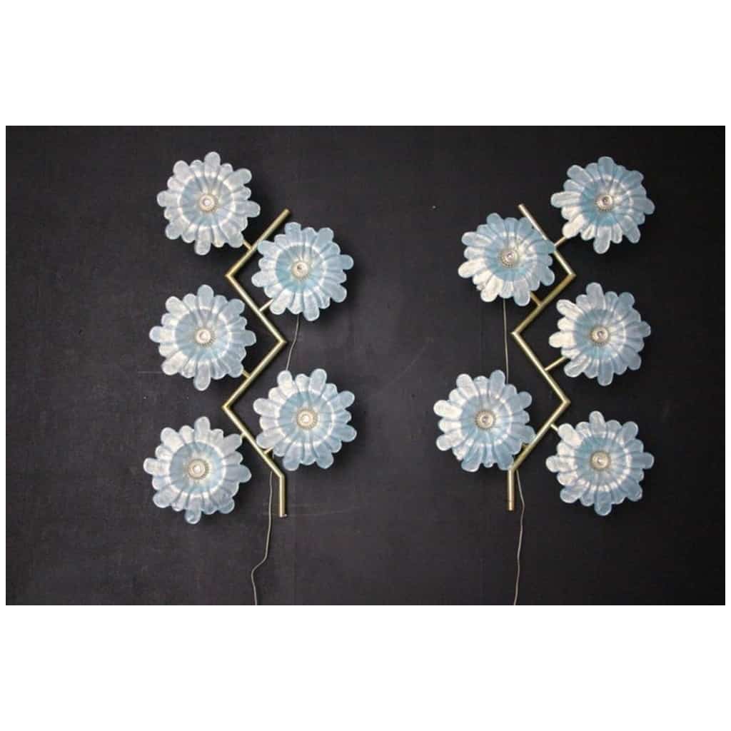 Grande paire d’appliques avec fleurs en verre de Murano bleu irisé 18