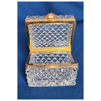 BOITE à BIJOUX EN CRISTAL TAILLÉ de pointes de diamants, monture en métal doré