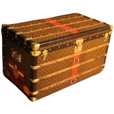 Louis Vuitton trunk from the 1920s of 100 cm in monogram