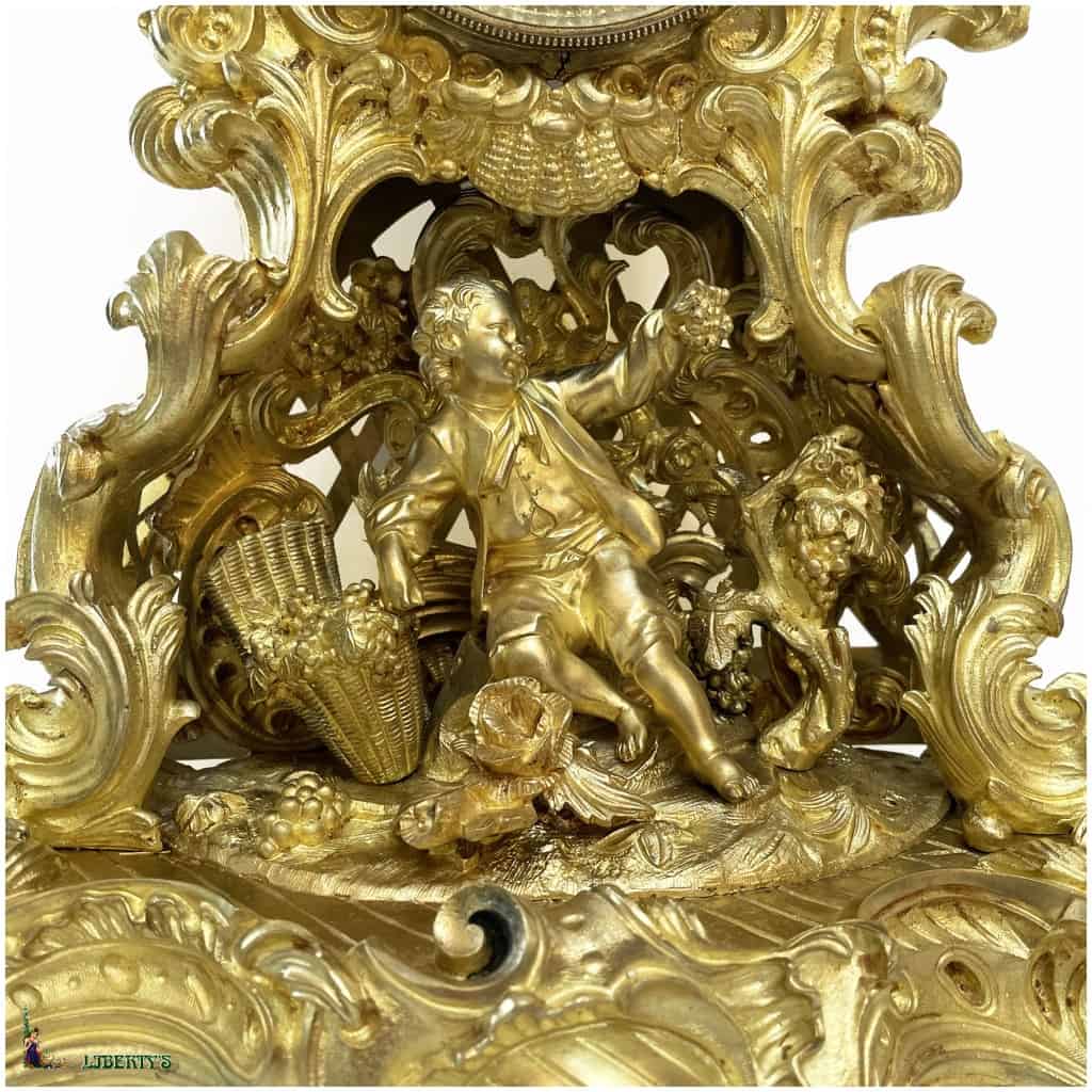 Large rocaille bronze pendulum gilded with mercury “Au petit vendangeur”, h. 51cm – (End XIXe) 4