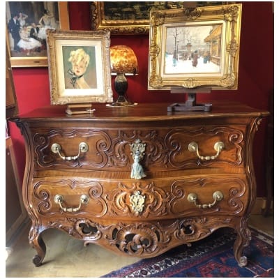 Commode Provençale 18è siècle Nîmoise en noyer sculptée de volutes rocailles ouvrant par deux tiroirs.