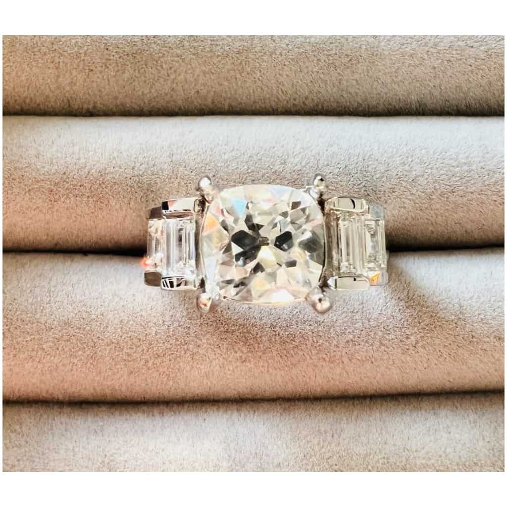 Ring In 18 Carat White Gold Set With An Old Cushion Cut Diamond Surrounded By Baguettes 8