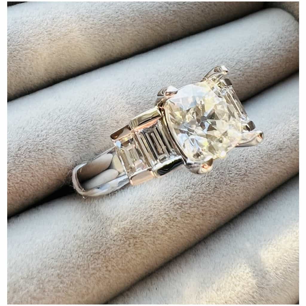 Ring In 18 Carat White Gold Set With An Old Cushion Cut Diamond Surrounded By Baguettes 6