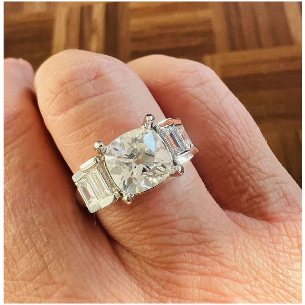 Ring In 18 Carat White Gold Set With An Old Cushion Cut Diamond Surrounded By Baguettes 5