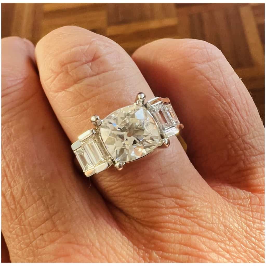 Ring In 18 Carat White Gold Set With An Old Cushion Cut Diamond Surrounded By Baguettes 3
