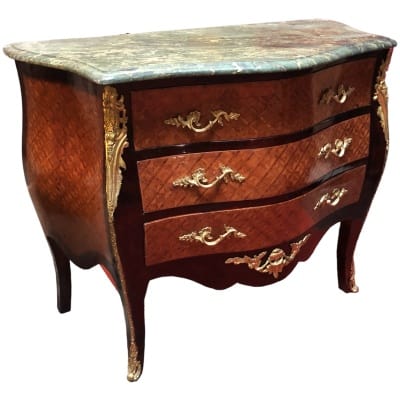 Commode de style Louis XV ouvrant par trois tiroirs dessus de marbre