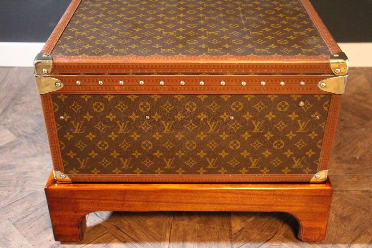 Louis Vuitton Alzer 80 suitcase, Louis Vuitton steamer trunk - Les Puces de  Paris Saint-Ouen