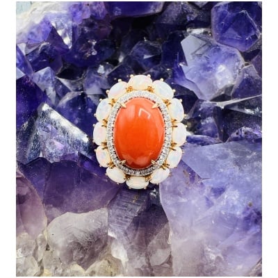 Bague Or Jaune 18 Carat, Cabochon Corail Beau Rouge Diamants Opales