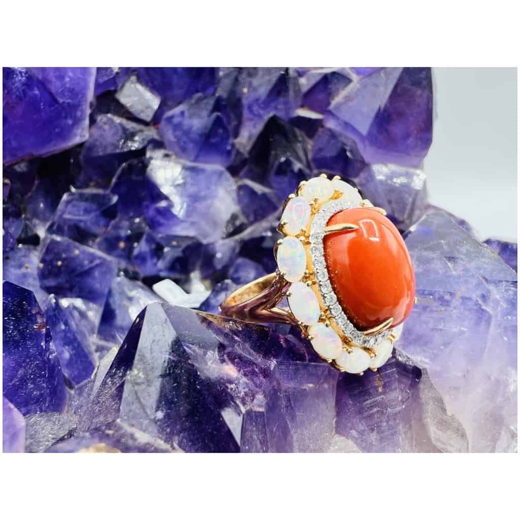 Bague Or Jaune 18 Carat, Cabochon Corail Beau Rouge Diamants Opales 8