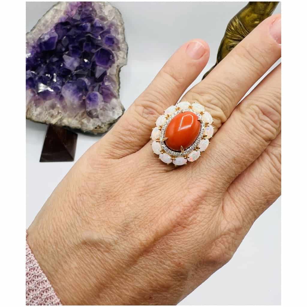 Bague Or Jaune 18 Carat, Cabochon Corail Beau Rouge Diamants Opales 4