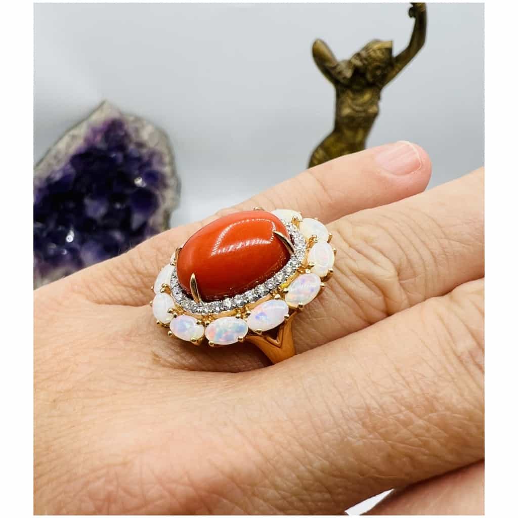 Bague Or Jaune 18 Carat, Cabochon Corail Beau Rouge Diamants Opales 9