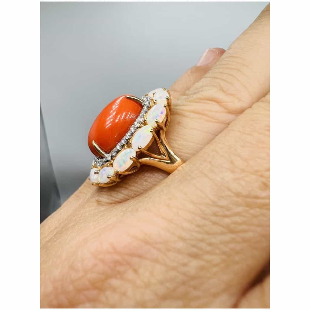 Bague Or Jaune 18 Carat, Cabochon Corail Beau Rouge Diamants Opales 10