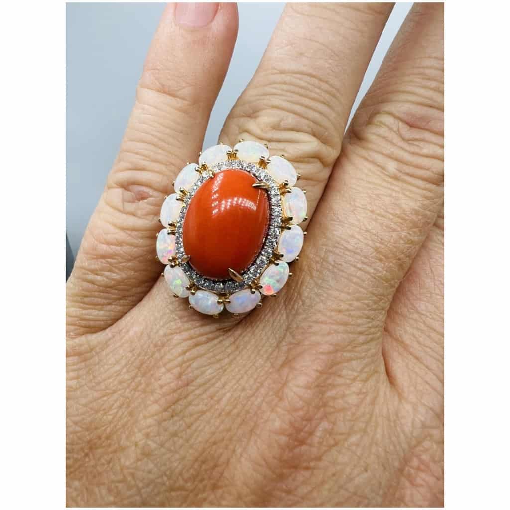 Bague Or Jaune 18 Carat, Cabochon Corail Beau Rouge Diamants Opales 11