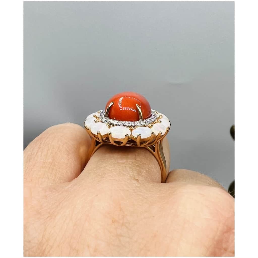 Bague Or Jaune 18 Carat, Cabochon Corail Beau Rouge Diamants Opales 12