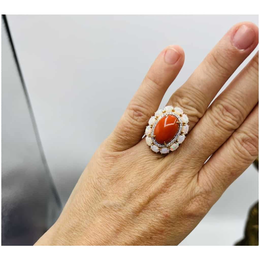 Bague Or Jaune 18 Carat, Cabochon Corail Beau Rouge Diamants Opales 13