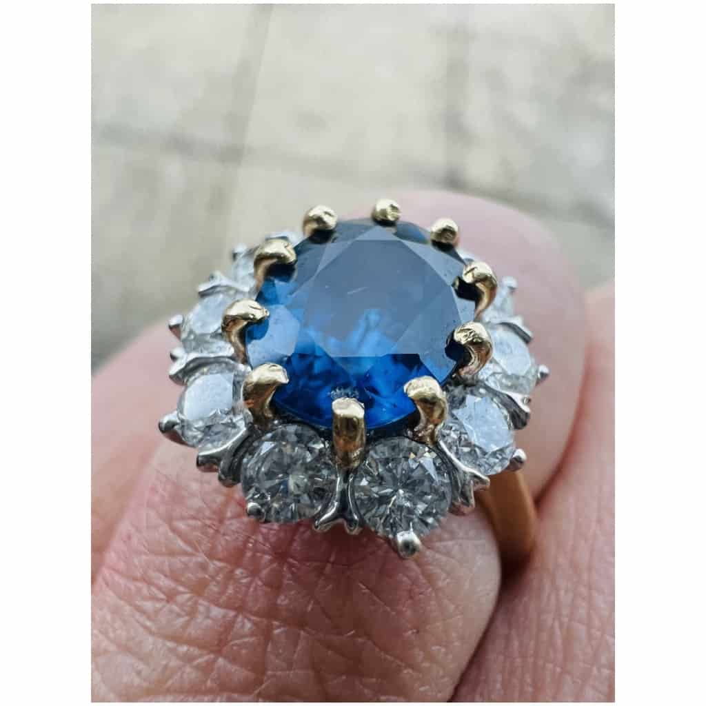 18 Carat Gold Ring Set With A Sapphire Surrounded By Brilliants Model Pompadour 10