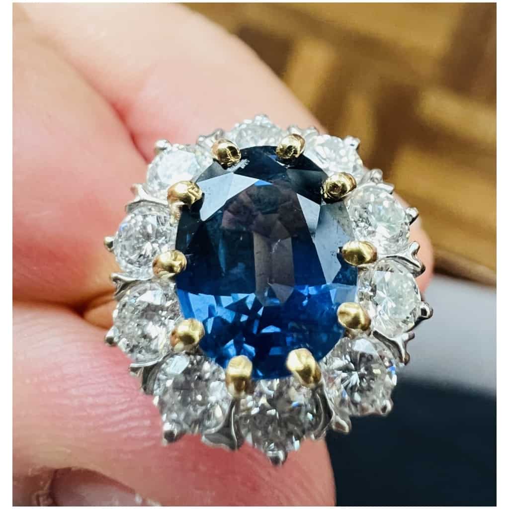 Bague En Or 18 Carat Sertie d’Un Saphir Entouré De Brillants Modele Pompadour 4