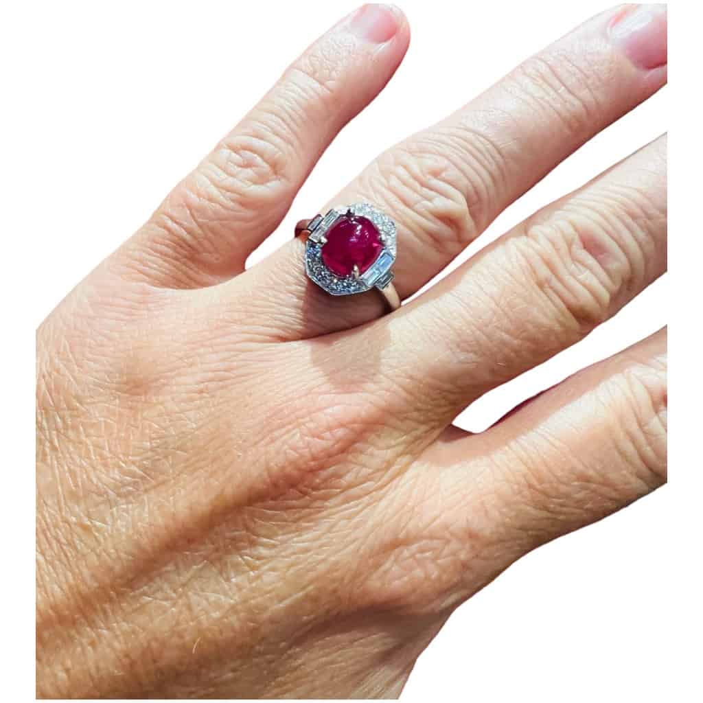 Bague En Or 18 Carat Sertie d’Un Cabochon De Rubis Entouré De Diamants 4