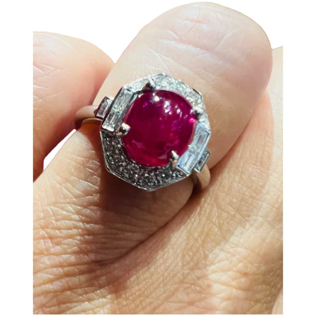 Bague En Or 18 Carat Sertie d’Un Cabochon De Rubis Entouré De Diamants 11