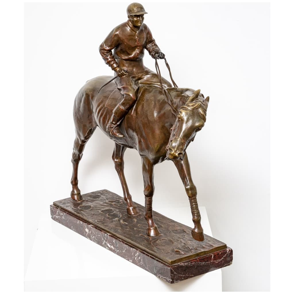 Jockey Sur Son Cheval Au Pas Par Jean Cazal – Syndicat Des Fabricants De Bronze , Unis France (Copie) 4