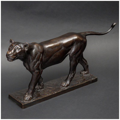 Sculpture – Lionne En Marche , Johannes Darsow (1877-1946) – Bronze