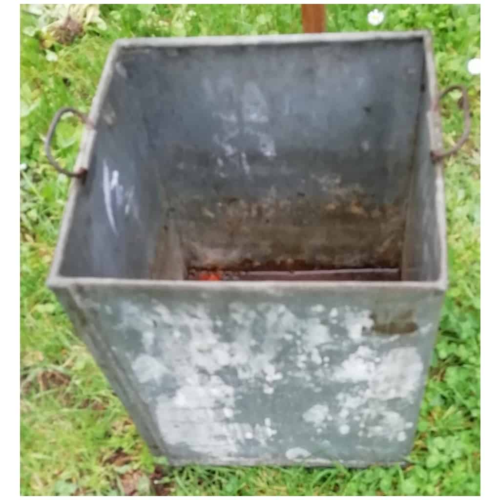 Small cooler or planter in walnut Period 18th century 6