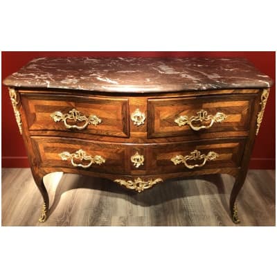 Commode en placage de palissandre ouvrant par trois tiroirs époque Louis XV