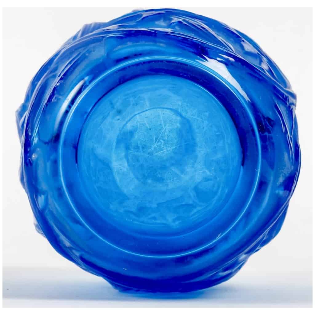 1921 René Lalique – Electric Blue Glass Bramble Vase 7
