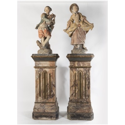 Paire de sculptures en terre cuite sur deux colonnes en bois peint en trompe-l’oeil, XIXe