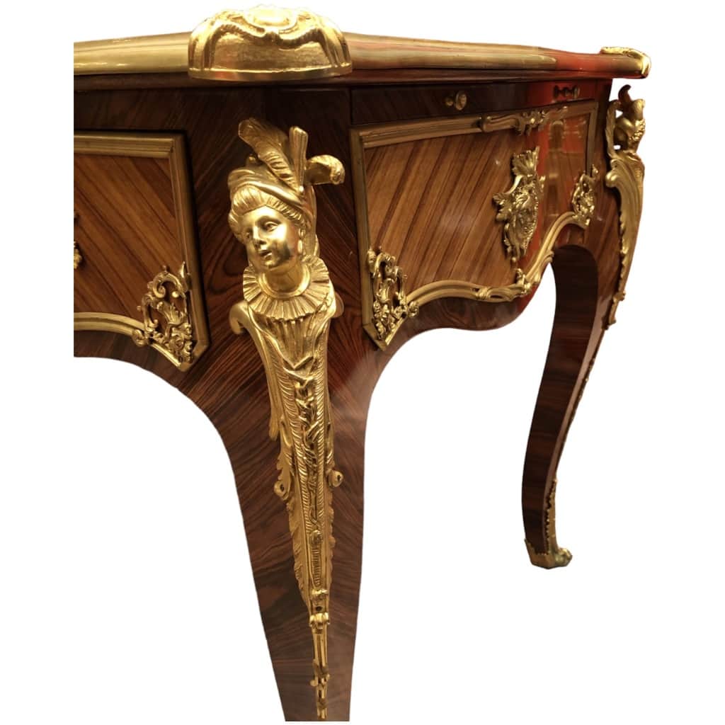 Bureau plat de style Louis XV en placage de bois de rose et bois de violette, ouvrant par trois tiroirs en ceinture et reposant sur des pieds cambrés. 8