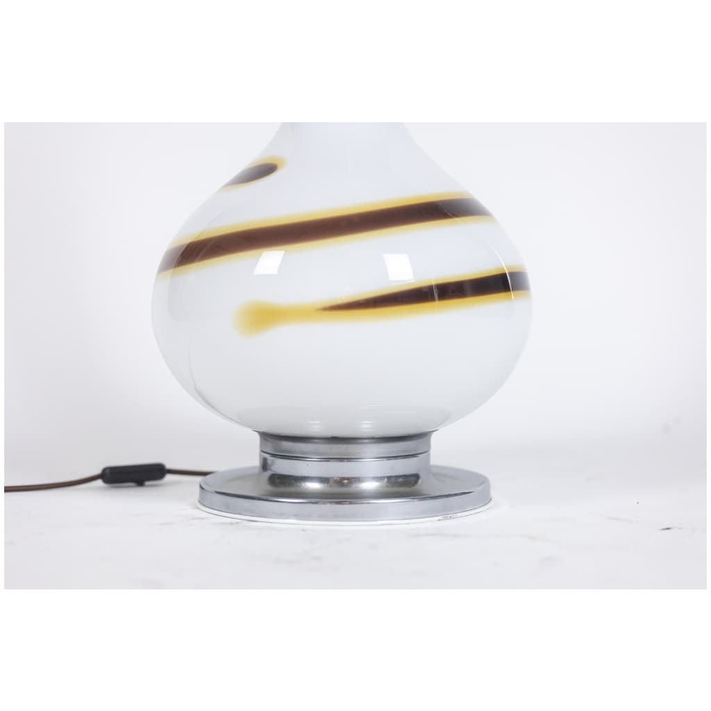 Lampe en verre blanc à décor d’une spirale marron et jaune, années 1970 9