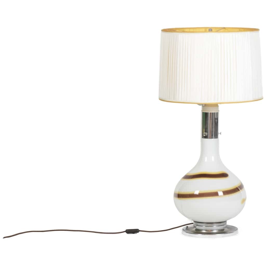 Lampe en verre blanc à décor d’une spirale marron et jaune, années 1970 3