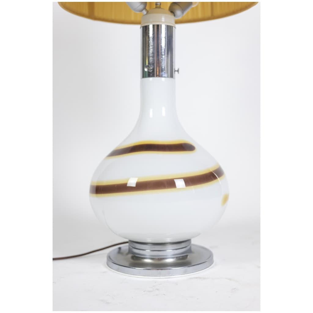 Lampe en verre blanc à décor d’une spirale marron et jaune, années 1970 5