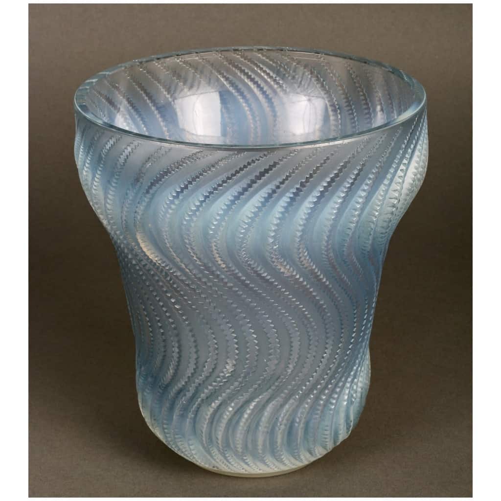 1934 René Lalique – Vase Actinia Verre Opalescent Patiné Bleu 4