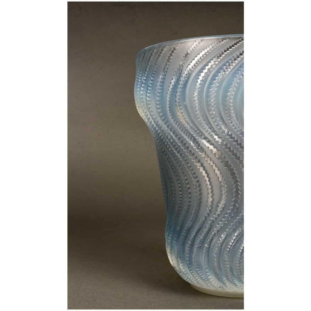1934 René Lalique – Vase Actinia Verre Opalescent Patiné Bleu 7
