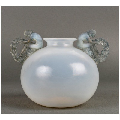 1926 René Lalique – Vase Bouchardon Verre Opalescent Patiné Bleu
