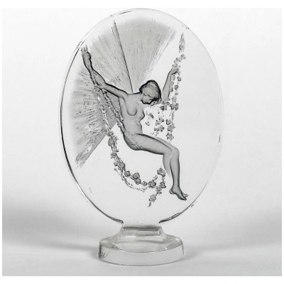 1919 René Lalique – Cachet Figurine Se Balançant Verre Patiné Gris