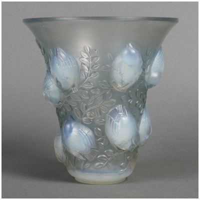 1930 René Lalique – Vase Saint François Verre Opalescent Patiné Bleu
