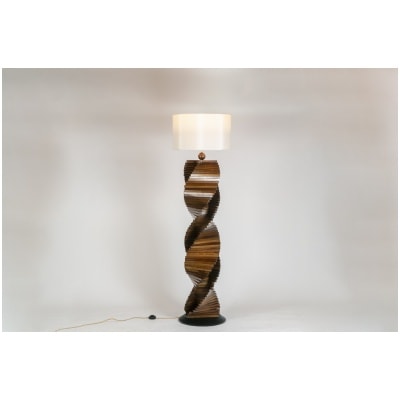 Pied de lampe en bois, sculptural. Années 1980