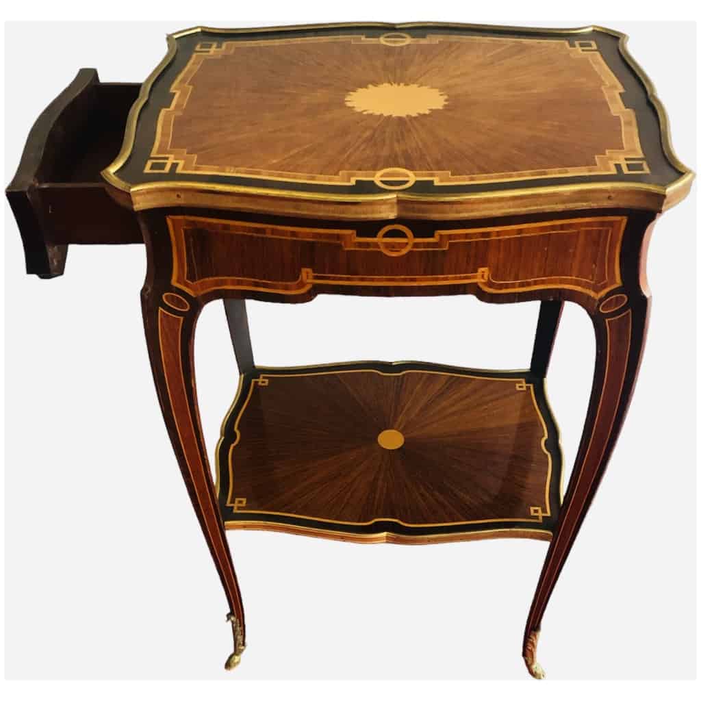 Table volante de forme chantournée à décor marqueté d’un motif rayonnant Style Louis XV 4