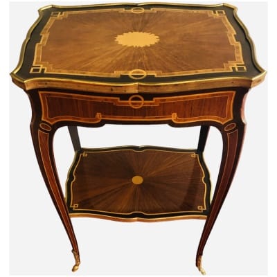 Table volante de forme chantournée à décor marqueté d’un motif rayonnant Style Louis XV