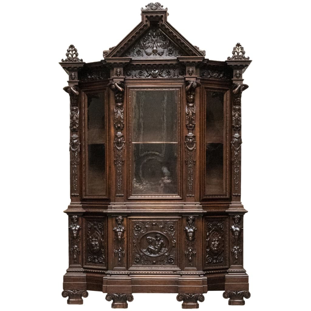 C. Pizzati, Neo-Renaissance canted display case in richly carved walnut, XIXe 3