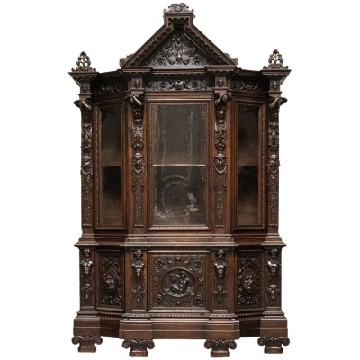 C. Pizzati, Neo-Renaissance canted display case in richly carved walnut, XIXe