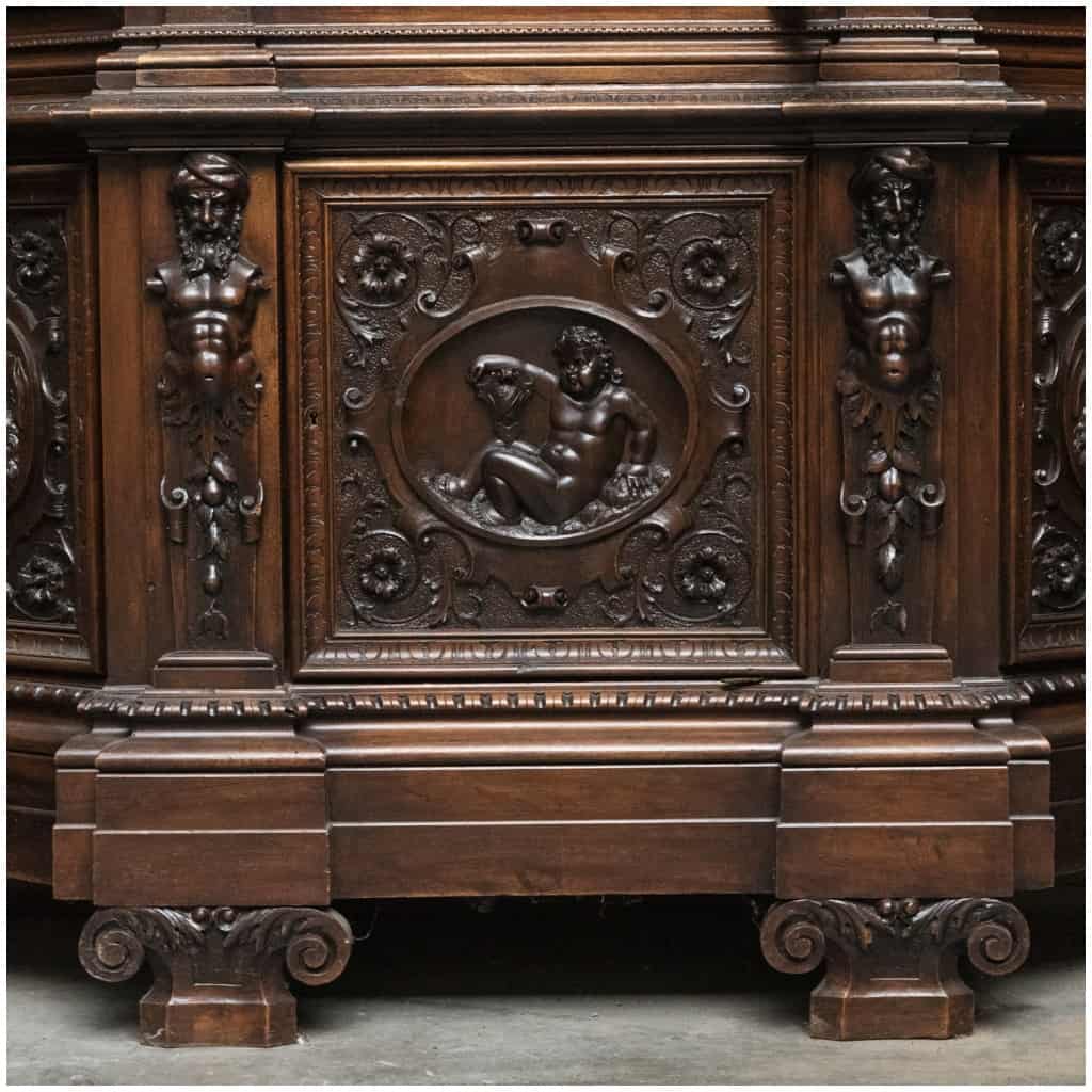 C. Pizzati, Neo-Renaissance canted display case in richly carved walnut, XIXe 13