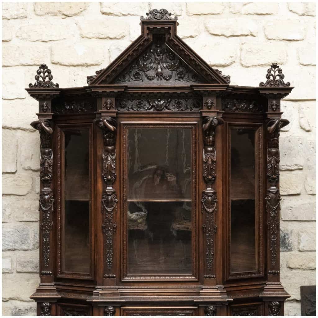C. Pizzati, Neo-Renaissance canted display case in richly carved walnut, XIXe 4