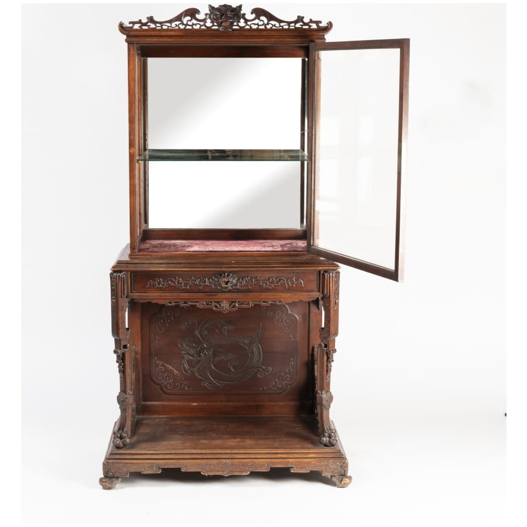 Maison Alphonse Giroux, cabinet vitrine en bois teinté sculpté au dragon, XIXe 4